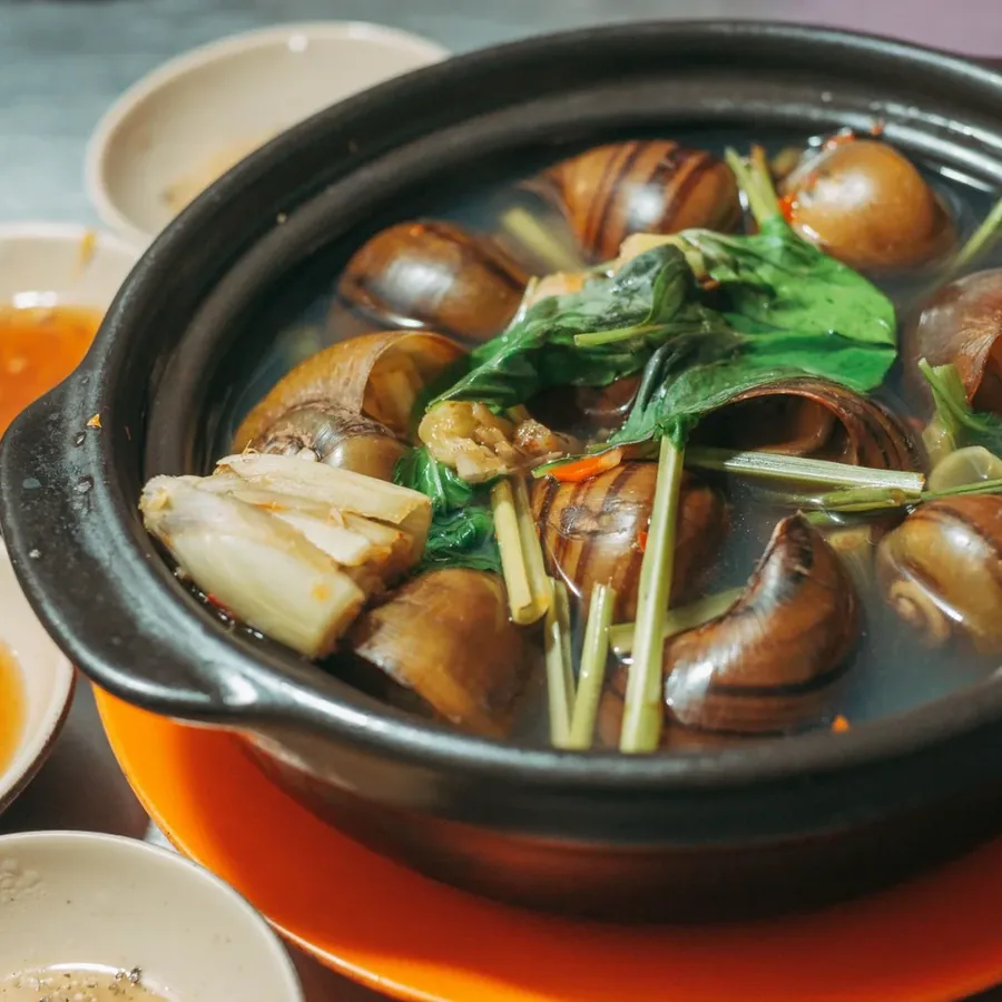 Không gian quán buổi tối